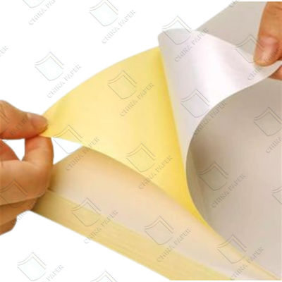 Un bon prix. Rouleau de papier glassine couché silicone une face, couleurs blanc et jaune, pour la fabrication d'étiquettes en ligne