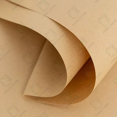 Un bon prix. Papier kraft 100% pur en pâte de bois, papier d'emballage brun pour l'expédition en ligne